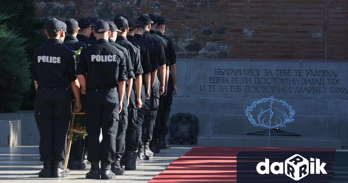 С полагане на венци пред Паметника на незнайния воин и
