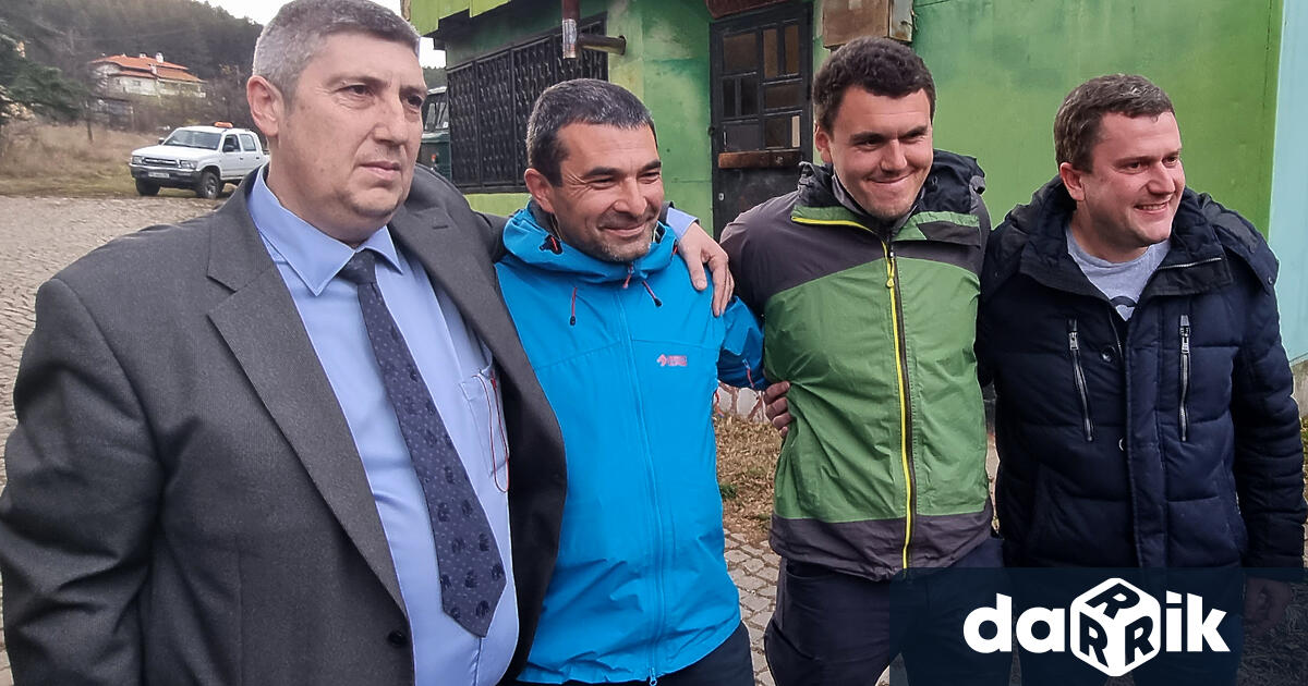 Кметът на Перник Станислав Владимиров и хора от цялата страна