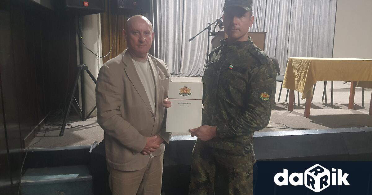 Заместник областният управител на Сливен Димитър Величков връчи поздравителен адрес
