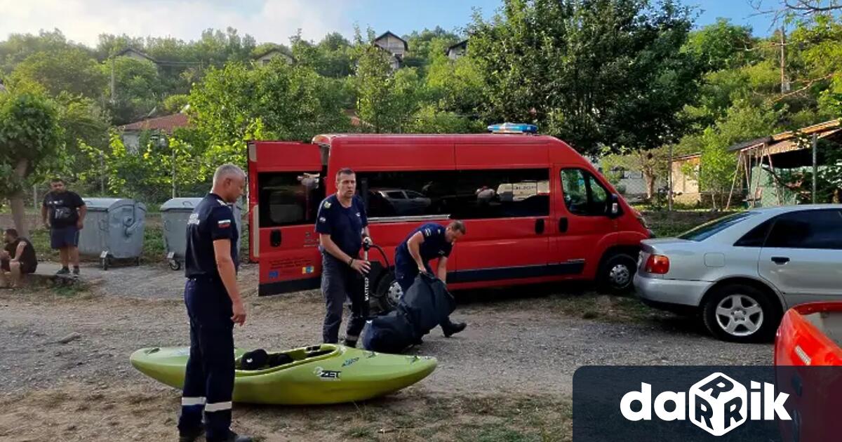 Работата по издирването на изчезналото дете в река Струма продължава