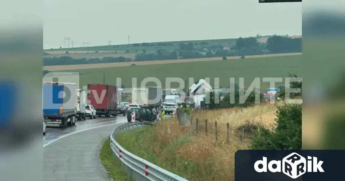Тежка катастрофа с хладилен камион затрудни движението на магистрала Хемус