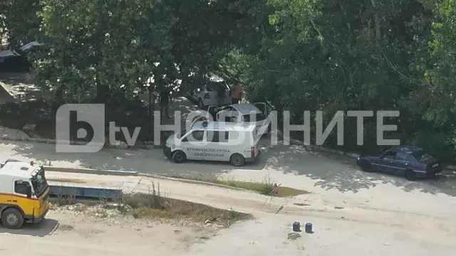 Мъж загина, багерът му потъна в 6-метрова яма (СНИМКИ)