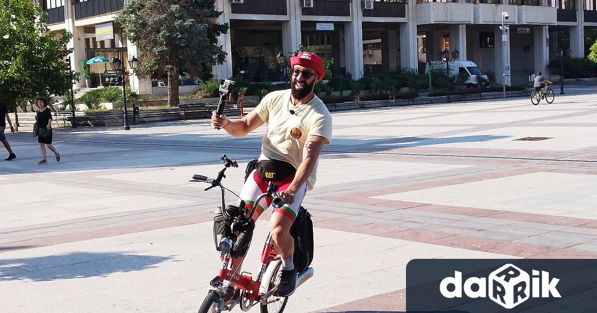 На площад Бдинци представители на Община Видин приветстваха ултравелосипедиста Мартин
