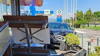 Автомобил се вряза в заведение на „Тракия“