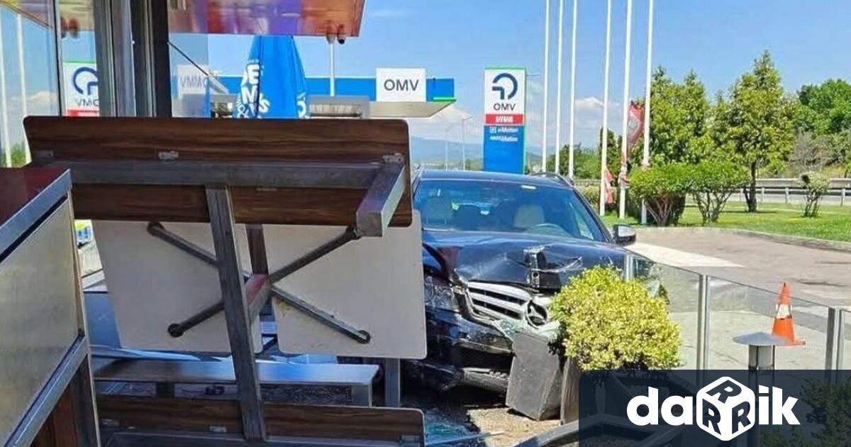 Лек автомобил е навлязъл в търговски обект в крайпътен комплекс