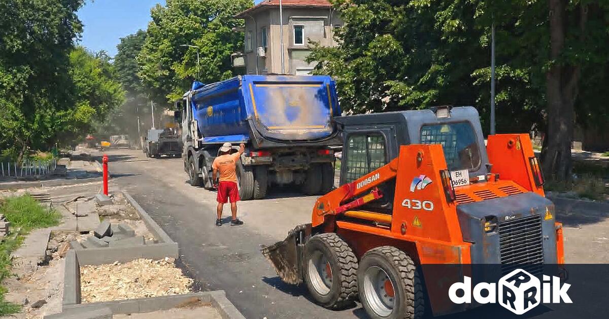 По ул Шипка в центъра на Плевен вървят довършителни дейности