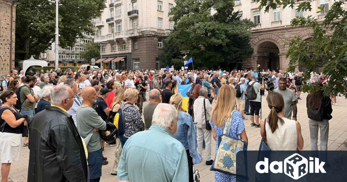 Протестиращи срещу кабинета на Румен Радев се събраха в центъра