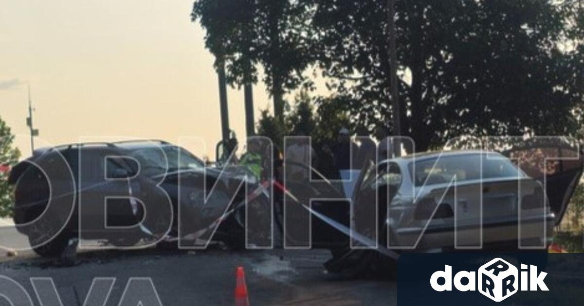 Двама мъже са пострадали сериозно при катастрофа тази вечер в