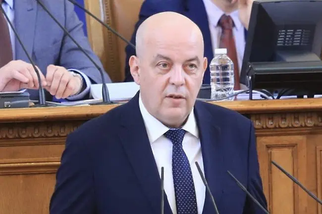 Разузнаването ще вербува студенти, за да преодолее липсата на кадри