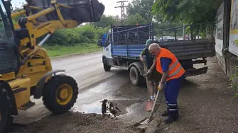 Екипи работят по отстраняване на щетите след обилния дъжд, паднал над Плевен в сряда вечер