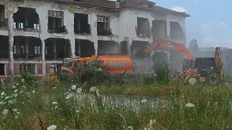 Близо 6 хиляди тона строителни отпадъци ще бъдат сепарирани при събарянето на казармата в Монтана