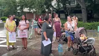 Родители протестираха в Пловдив с искане за достойно майчинство и повече подкрепа за семействата