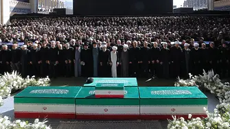 Иран изпрати Али Хаменей с многохилядна траурна процесия