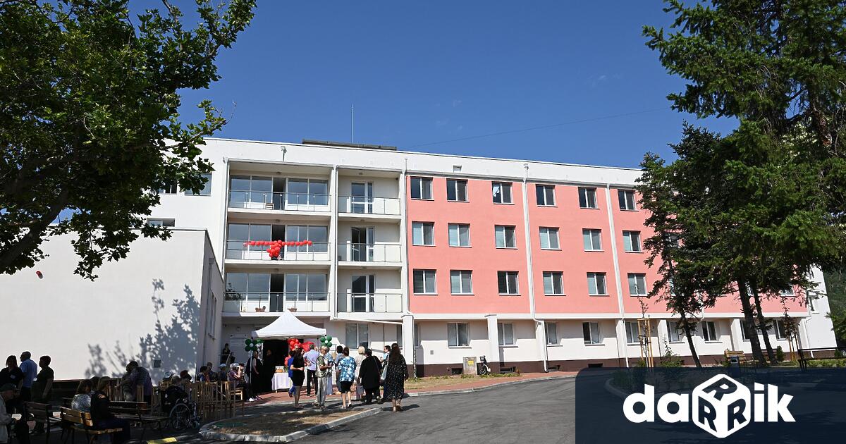 Изцяло обновеният Дом за стари хора в Сливен беше официално