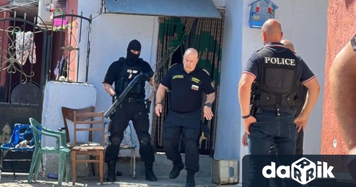 12 жители на махалата в Асеновград и един полицай от