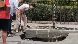Пропадна част от пътното платно на голям булевард в София
