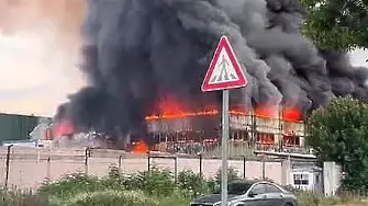Няма замърсяване на въздуха в София след големия пожар в завод за преработка на пластмаса