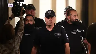Съпругата на един от „Калашниците“ остава в ареста, след като преби свидетел по делото