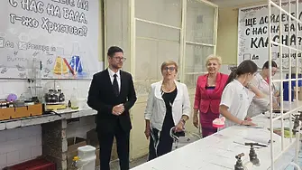 Зам.-министърът на образованието проф. Сеня Терзиева и зам.-областният Богомил Стоев посетиха лабораторията на ПГЕХТ "Проф. Асен Златаров" 