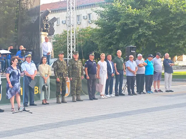 В Плевен официално беше открито 61-то Държавно първенство по парашутизъм/ГАЛЕРИЯ-СНИМКИ/