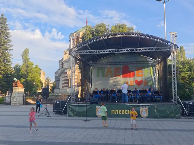 В Плевен официално беше открито 61-то Държавно първенство по парашутизъм/ГАЛЕРИЯ-СНИМКИ/