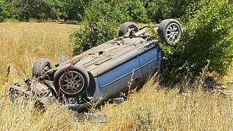 Шофьор обърна колата си по таван след рязко спиране пред камера за скорост