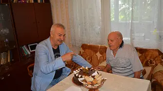 Кметът на Монтана подари торта на дълголетник от Монтана