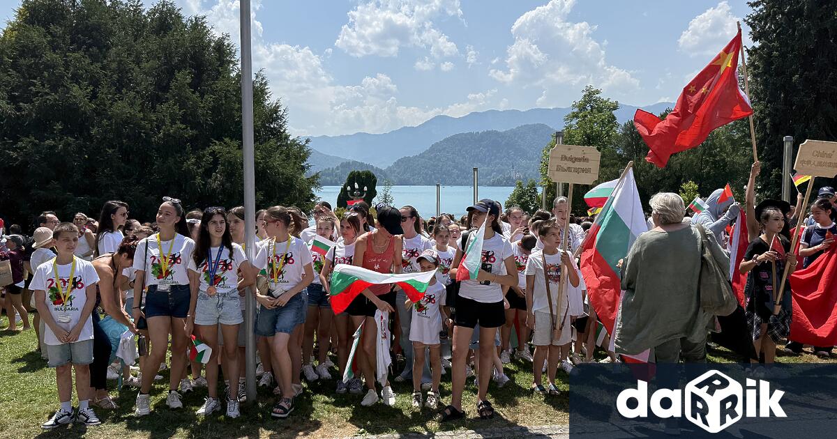 Десетки деца от танцови школи в различни градове на страната