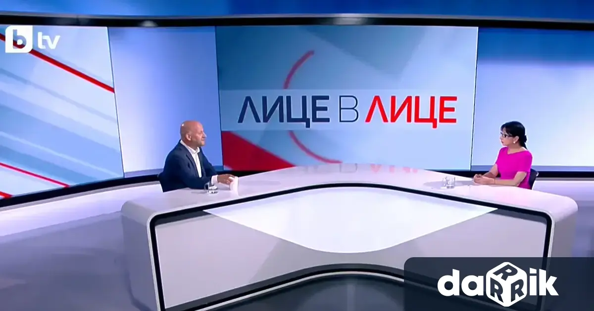 С бяла чаша без надпис оставена като символичен жест в