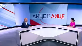 Радан Кънев с чаша подарък в студиото на bTV за шефа на новините