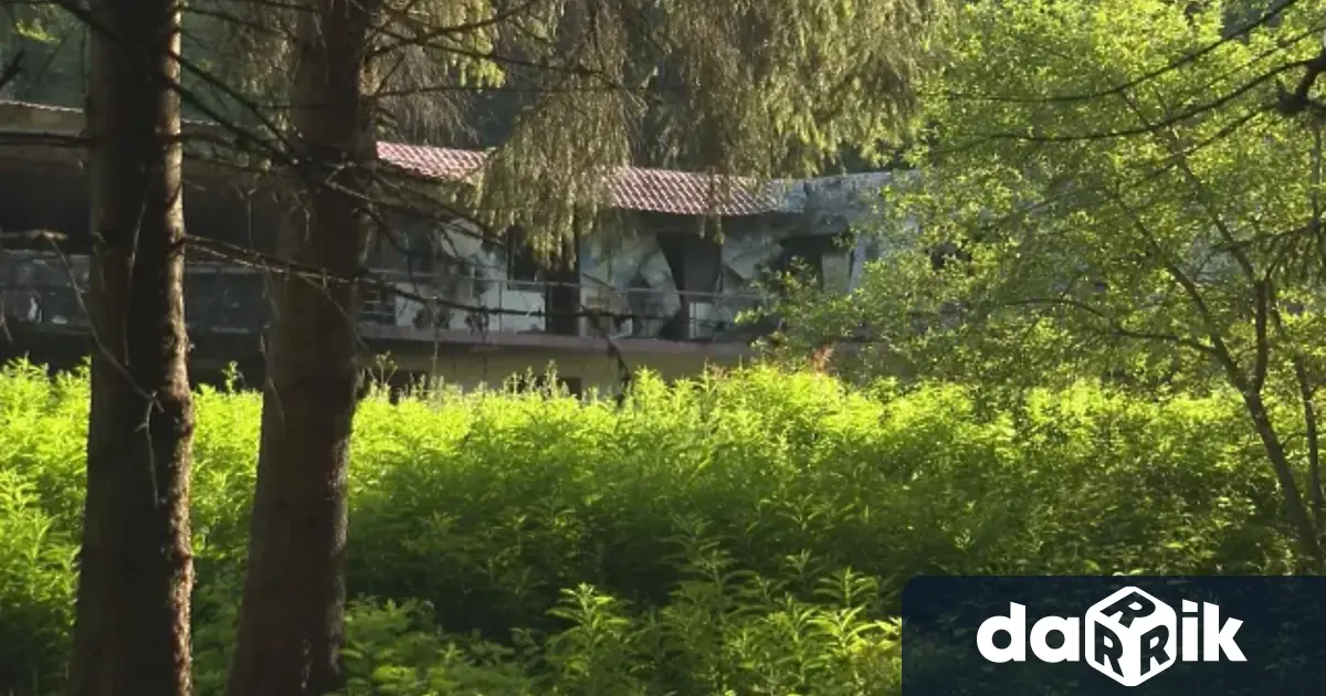 Полицейската охрана около бившата хижа Петрохан където бяха открити телата