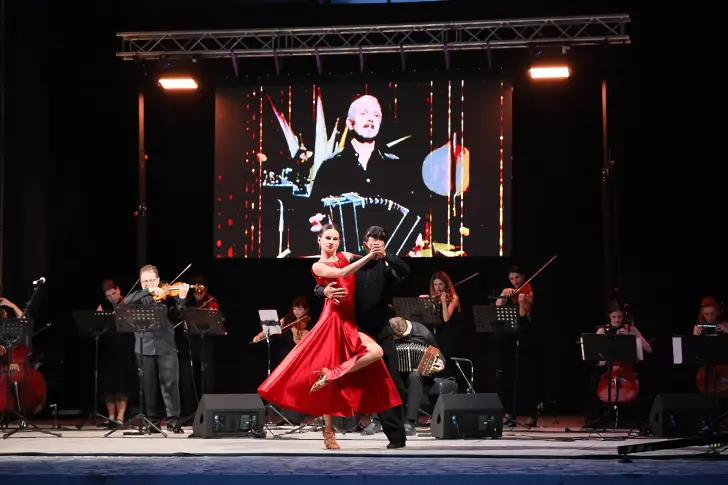 С грандиозен концерт в Казанлък завършва лятното турне ТАНГО Classic на Плевенската филхармония и световните виртуози Веско Ешкенази и Стоян Караиванов