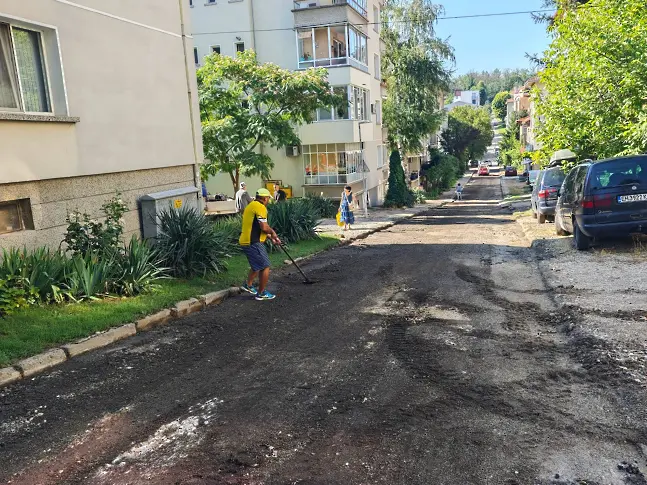  Тази седмица: Пътните екипи в Плевен работят по ул. „ Емил Димитров “, в региона на ул. „ Гренадирска “ и в парк „ Кайлъка “ 