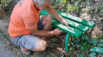 Подменят стари пейки от детски площадки във Враца