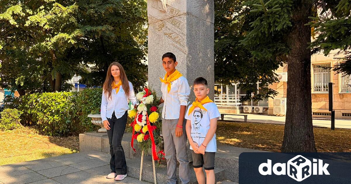 В знак на признателност към делото на Левски пред паметника