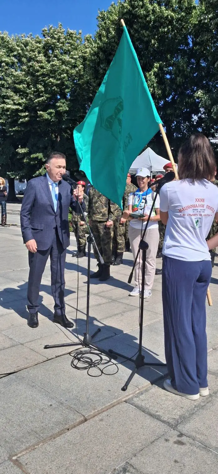 В Карлово посрещнаха участниците в Националния туристически поход „По стъпките на Апостола“/СНИМКИ/