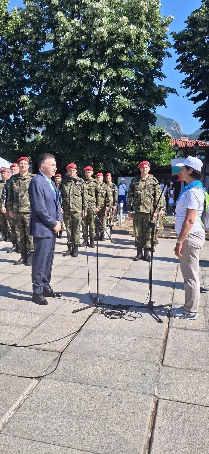 В Карлово посрещнаха участниците в Националния туристически поход „По стъпките на Апостола“/СНИМКИ/