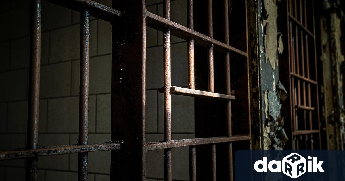 Неонацист който трябваше да излежава присъда в женски затвор но