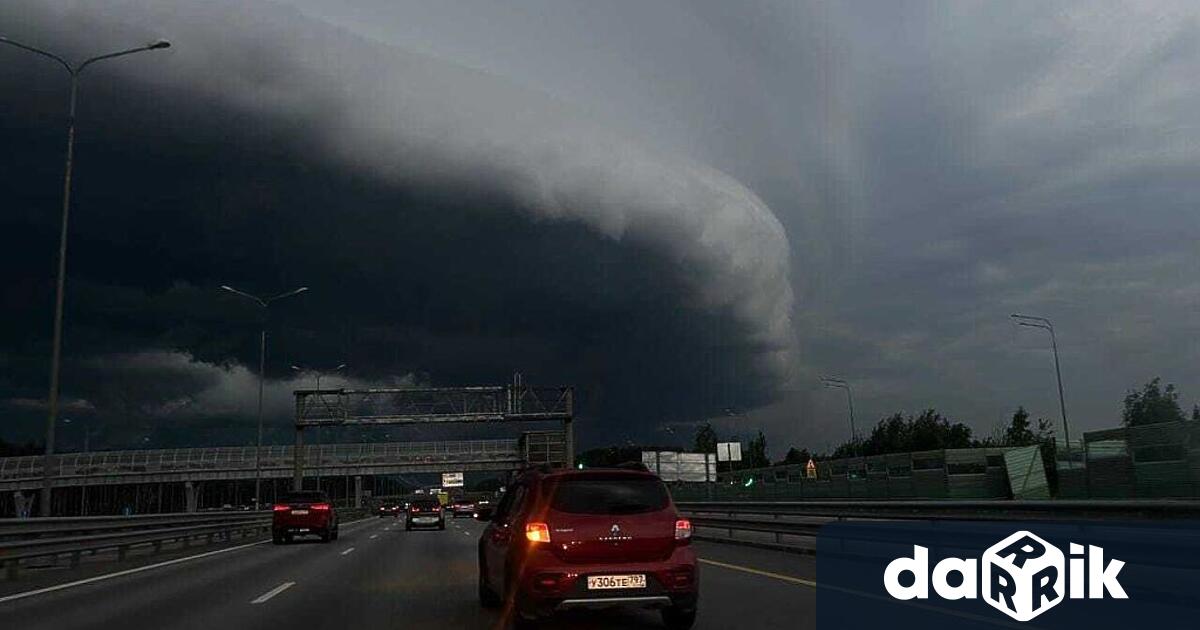 Димът от големия пожар в складова база в Русия достигна