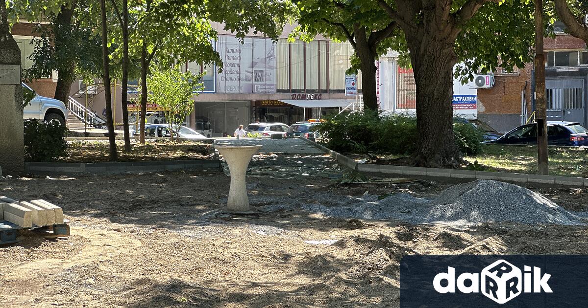 Община Сливен започна обновяването на градинката в близост до търговски