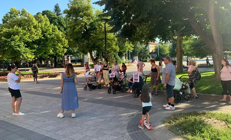 Втори протест под мотото „Майчинството не е милостиня“ се проведе в Плевен