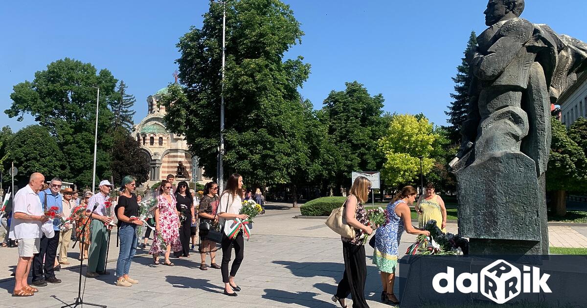 С поднасяне на цветя пред паметника на Васил Левски Плевен