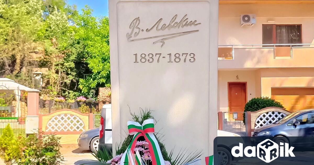 С поклонение пред бюст паметника на Васил Левски 1837 1873