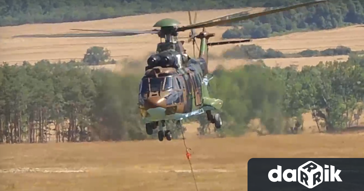 Пожарна военни горски служители хеликоптери доброволци се включиха в най