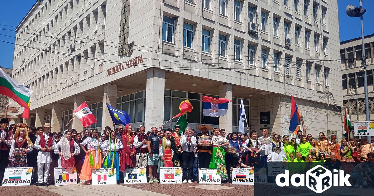 С официална церемония на площад България навръх Илинден в Мездра