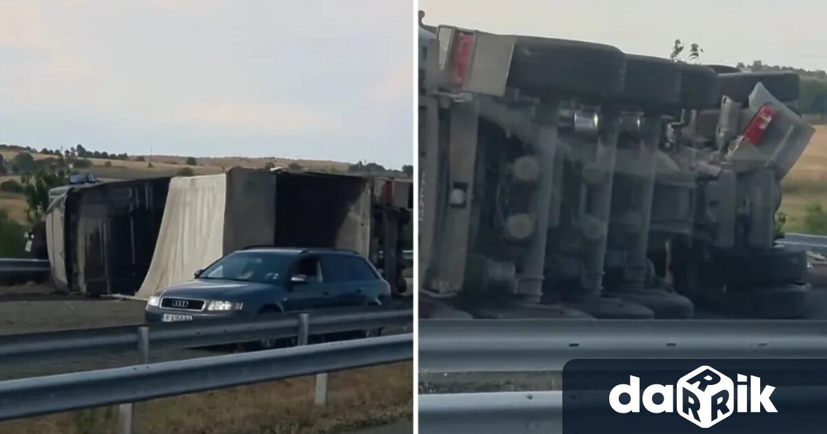 Тир превозващ фракция е самокатастрофирал на автомагистрала Тракия край Карнобат