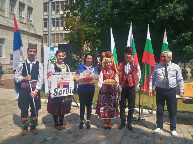Започна Шестият международен фолклорен фестивал „Фолклорната магия на Мездра“