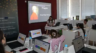 Академия „Креативност с изкуствен интелект“, организирана от Регионална библиотека „Христо Ботев“ срещна децата с музикалните композитори и инструменти
