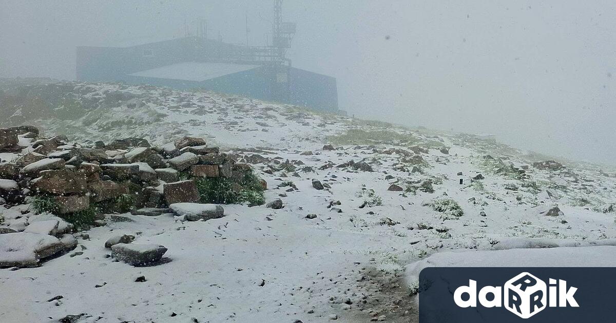 Сняг заваля на най високия връх на Балканите Мусала посред