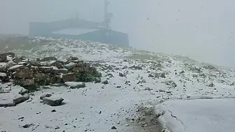Сняг посред лято се изсипа на Мусала (СНИМКИ)